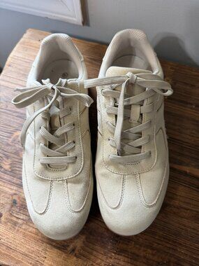 Lucky Step Women’s off-White Air Cooled Sneakers Size 10 Casual Lace Up
